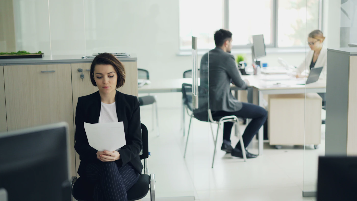 أخصائية موارد بشرية تراجع مستندًا